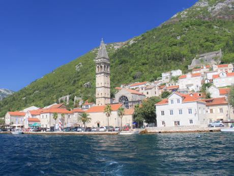 Malebné městečko Perast na břehu Kotorského zálivu