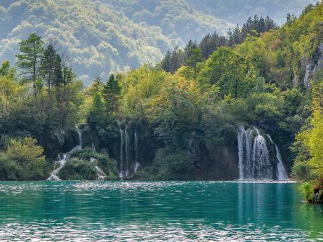 Plitvická jezera jsou jedním z nejnavštěvovanějších míst Chorvatska