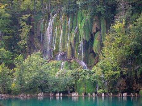 V národním parku Plitvická jezera najdeme 140 rozmanitých vodopádů 