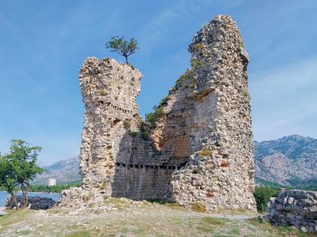Strážní věž Večka kula chránila chorvatské pobřeží před Turky