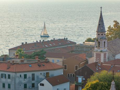 Výhled na střechy historického města Zadaru