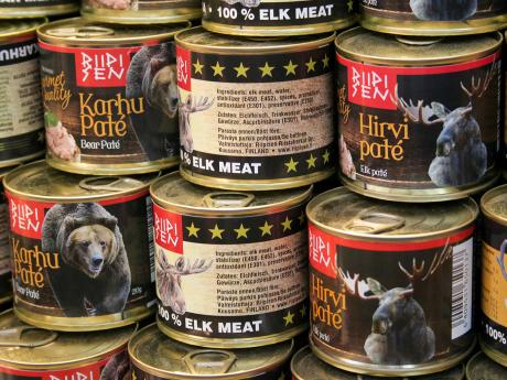 Ve Finsku si můžete nakoupit konzervované medvědí či losí maso