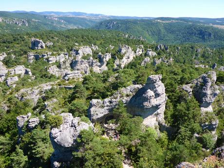 Rozsáhlé vápencové skalní město Montpellieux-le-Vieux