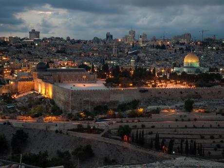 Noční Jeruzalém při pohledu z Olivetské hory