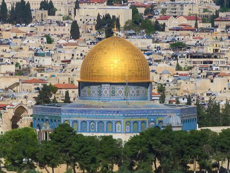 Zlatá kopule Skalního chrámu v Jeruzaléme září do dálky