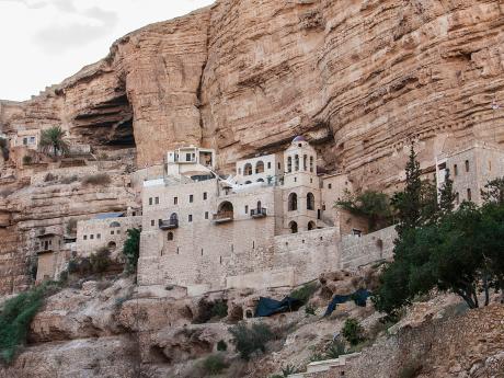 Klášter sv. Jiří postavený na stěně strmé skály v údolí Wadi Qelt