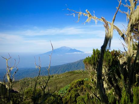 Hora Meru, která je od Kilimandžára vzdálena pouze 70 km