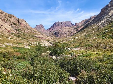 Cesta ke čtvrté nejvyšší hoře Korsiky Paglia Orba vede zeleným údolím