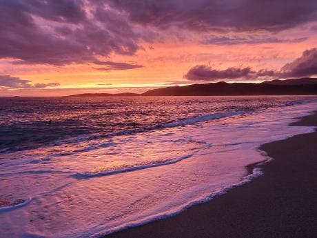 Romantický západ slunce na pláži k dovolené na Korsice rozhodně patří 
