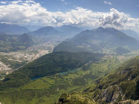 Z ferraty delle Aquile se můžete kochat údolím řeky Adiže s městem Trento