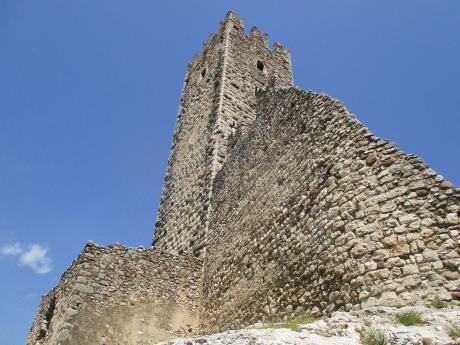 Věž hradu Drena, který je k vidění po zdolání ferraty Rio Sallagoni