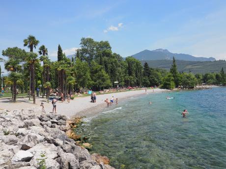 Pláž v městečku Riva del Garda