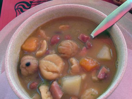 Specialitou vesnice Curral das Freiras je kaštanová polévka