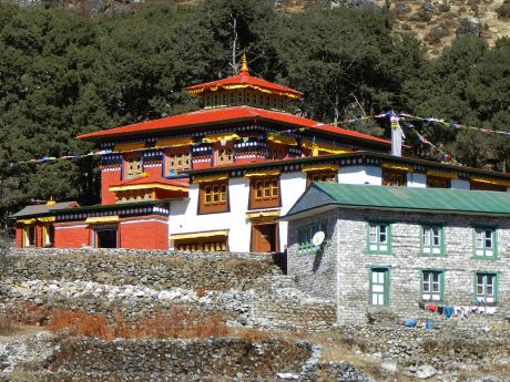 Klášter v Khumjungu je oblíbeným cílem při aklimatizaci u Namche Bazaaru