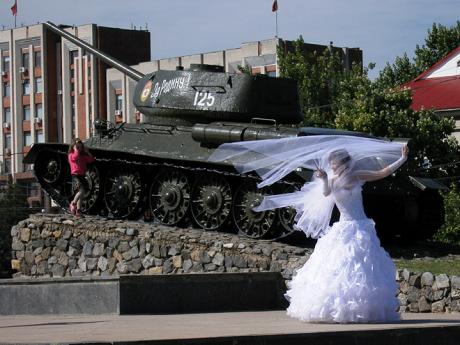 Nevěsty se v podněsterském Tiraspolu fotí před tankem