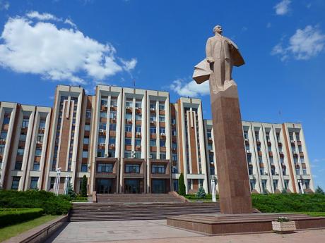 Prezidentský palác v Tiraspolu v samozvané "Podněsterské republice"