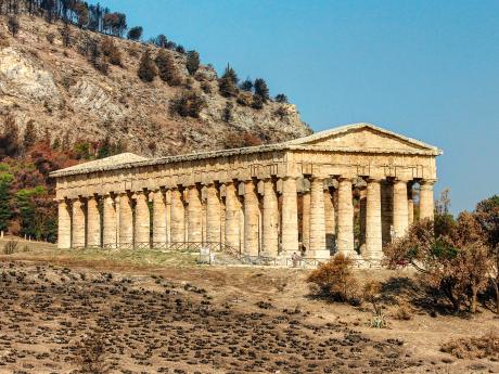 Poblíž města Segesta leží neobvykle dobře zachovalý dórský chrám