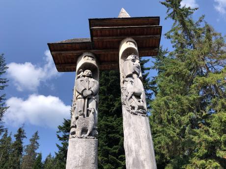 Totemy na břehu Siněvirského jezera