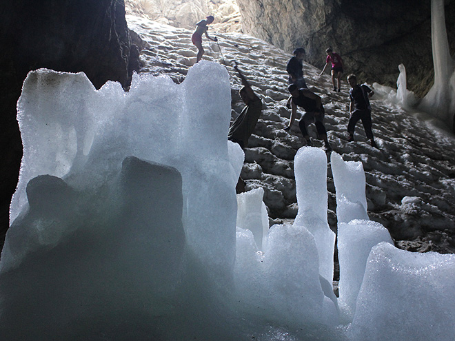 Krápníková výzdoba jeskyně Ledena Pečina