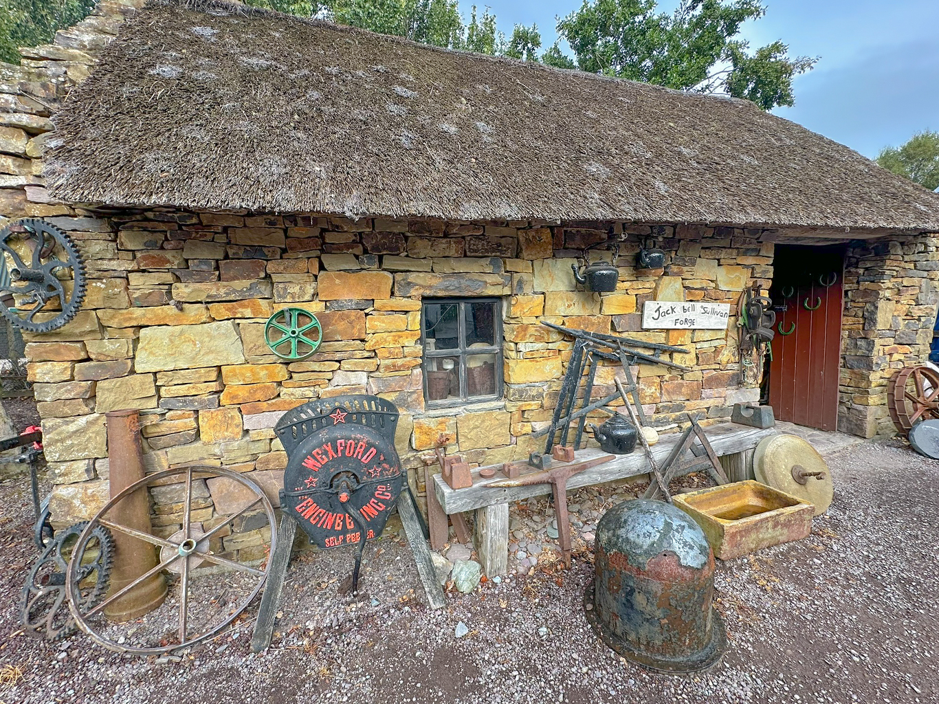 Skanzen Kerry Bog Village ukazuje život na irském venkově 19. století