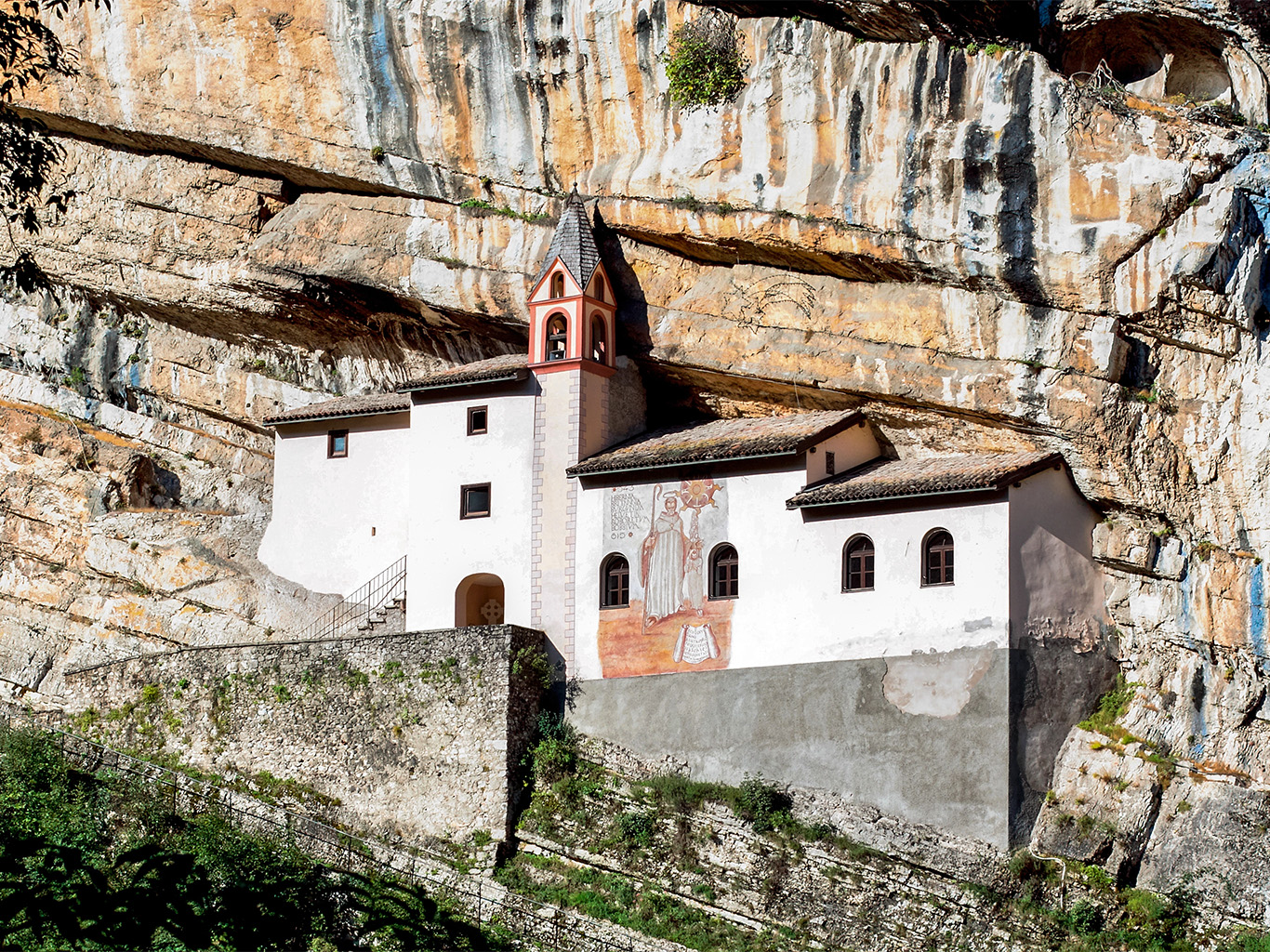 Skalní kostel Eremo di San Colombano