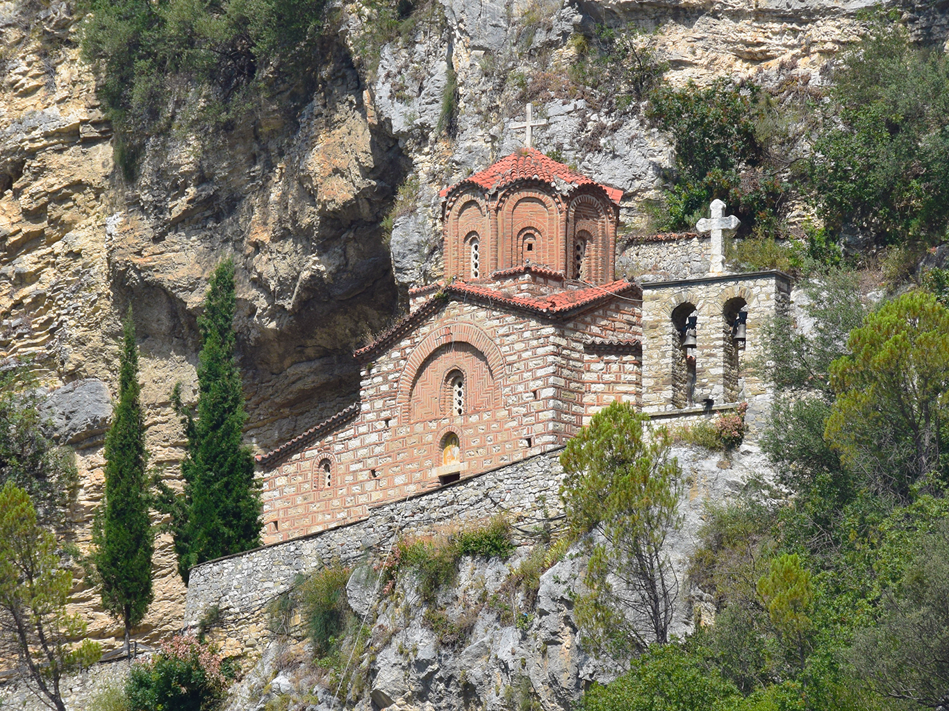 Byzantský kostel sv. Michaela leží na kopci u města Berat