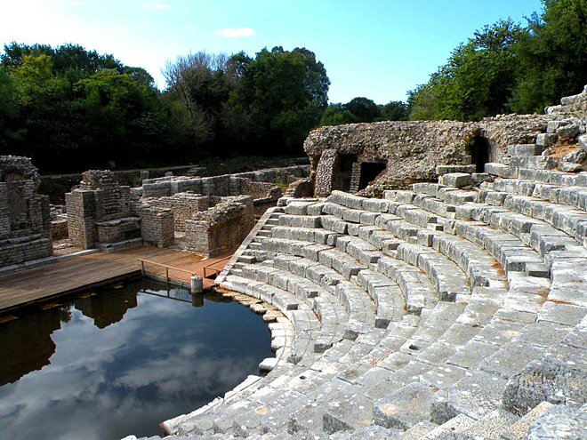 Původní jeviště amfiteátru v Butrintu je dnes zaplavené vodou