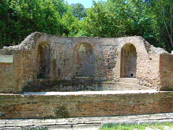 Nymphaeum byla fontána postavená v 2. století n. l. Římany