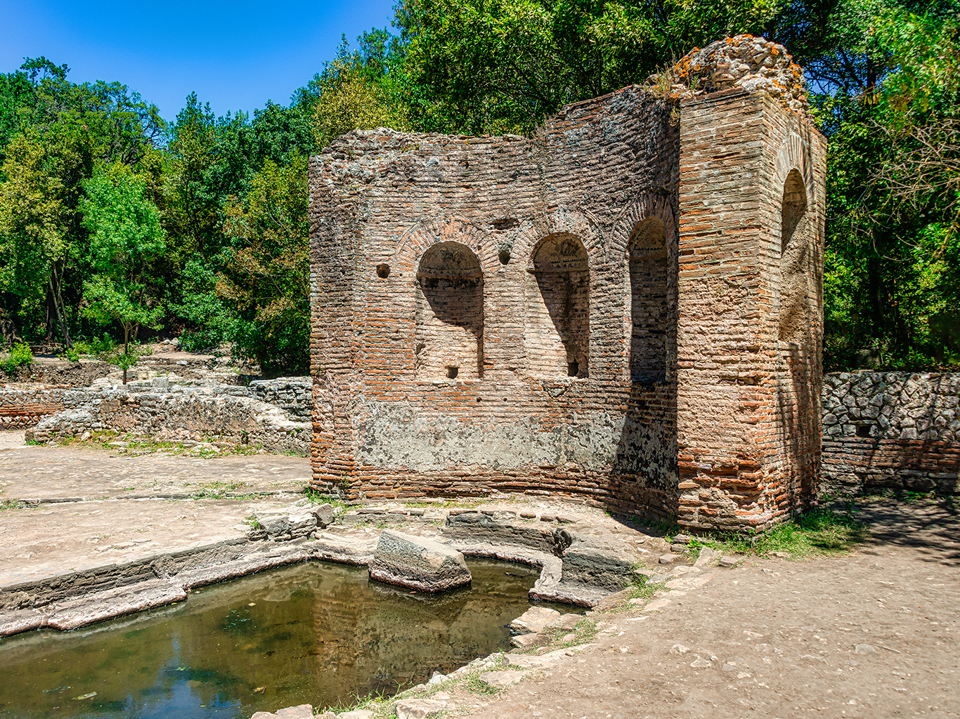Nymphaeum byla fontána postavená v 2. století n. l. Římany