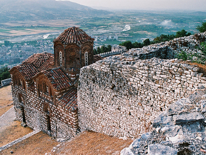 Byzantský kostelík ve zbytcích obvodových zdí hradu nad městem Berat