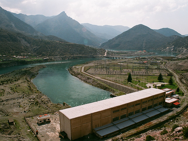 Pohled na elektrárnu z přehrady