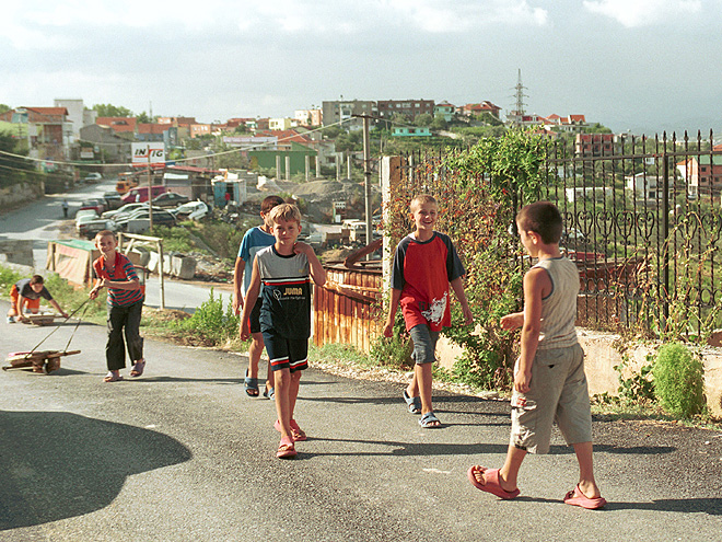 Albánští kluci v jedné z bohatších městských čtvrtí Tirany
