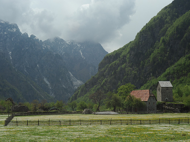 Ve vesnicici Theth stojí turisticky nejznámější kulla v Albánii