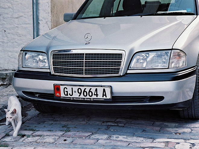 Některé Mercedesy jsou svými albánskými pány denně hýčkány umýváním a leštěním