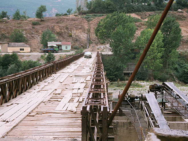 Některé albánské mosty nejsou v moc dobrém stavu, ale jezdit po nich lze