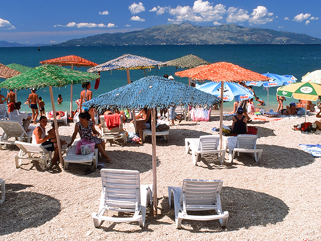 Pláže a bary v přímořském městě Sarandë 