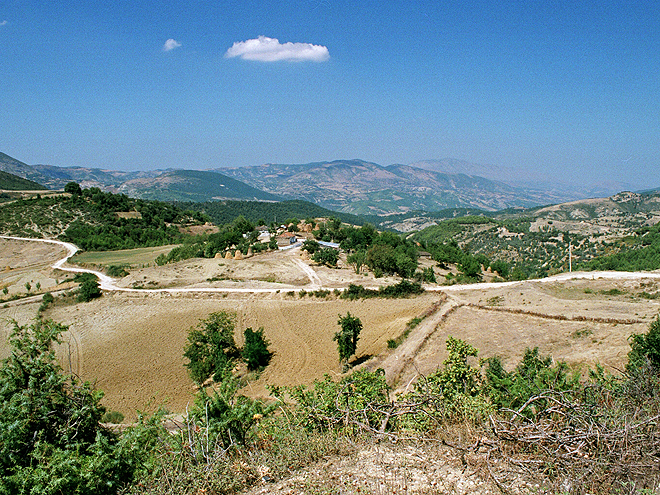 Prašné cesty ve vnitrozemí Albánie přímo vybízí k výletům na kolech