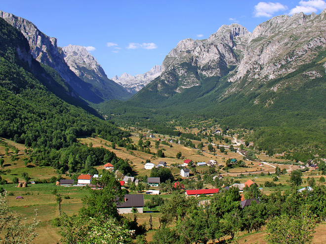 Vesnička zasazená do údolí Prokletých hor