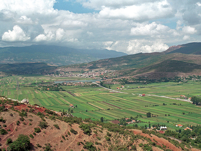 Zemědělská půda u města Elbasan obklopeného horami