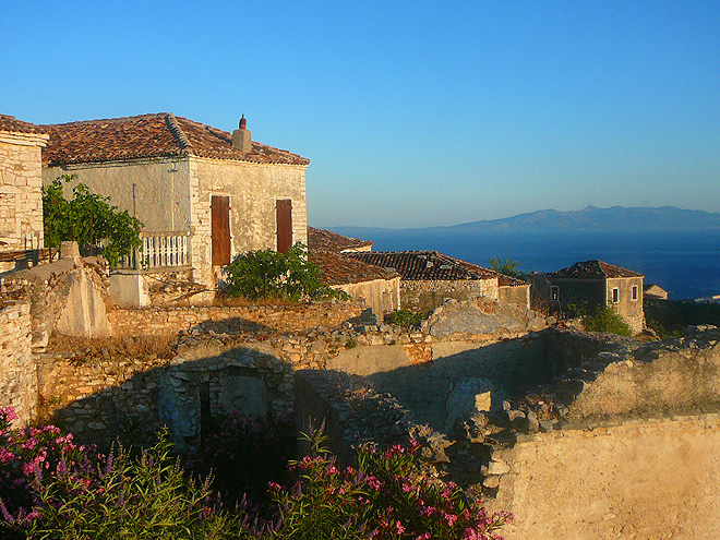 Vesnice Qëparo leží na úpatí hor