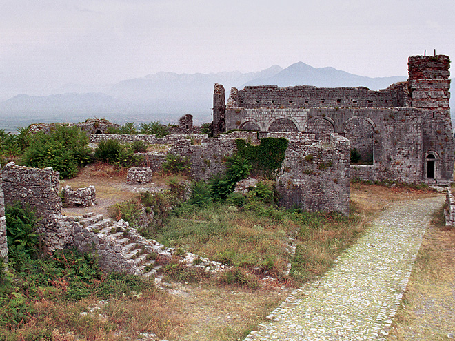 Pevnost Rozafa a zbytky chrámu vybudovaného za časů byzance