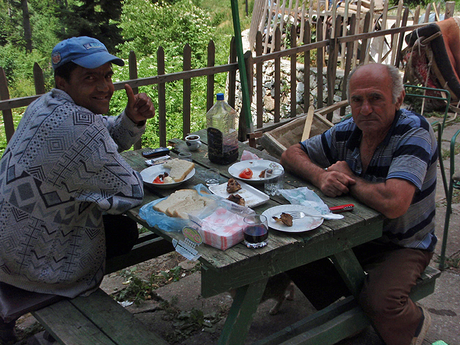 Většina starších Albánců mluví pouze albánsky, ale domácí rakije a skopové setře nejednu bariéru