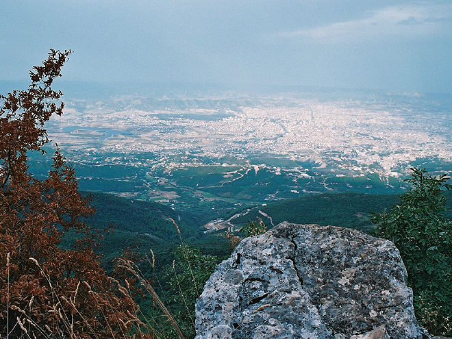 Letecký pohled na albánské hlavní město Tirana z národního parku Dhajt