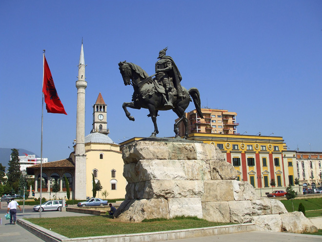 Jezdecká socha na Skanderbegově náměstí v hlavním městě Tiraně