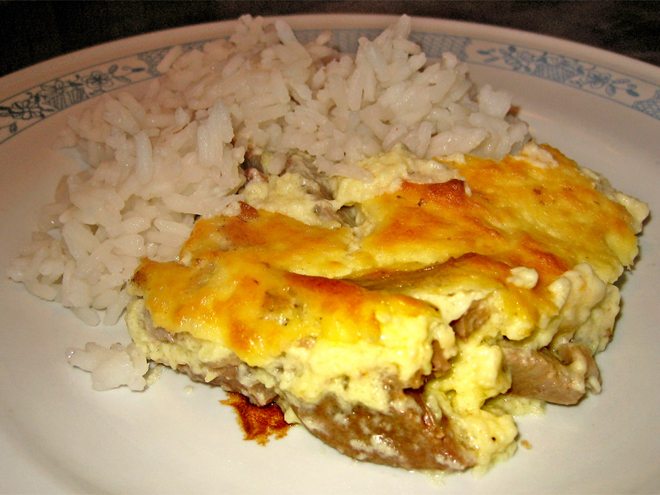 Pečené jehněčí nebo skopové s rýží, tavë kosi, je albánským národním jídlem