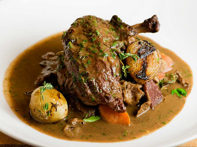 Coq au vin je kuře dušené na ryzlinku