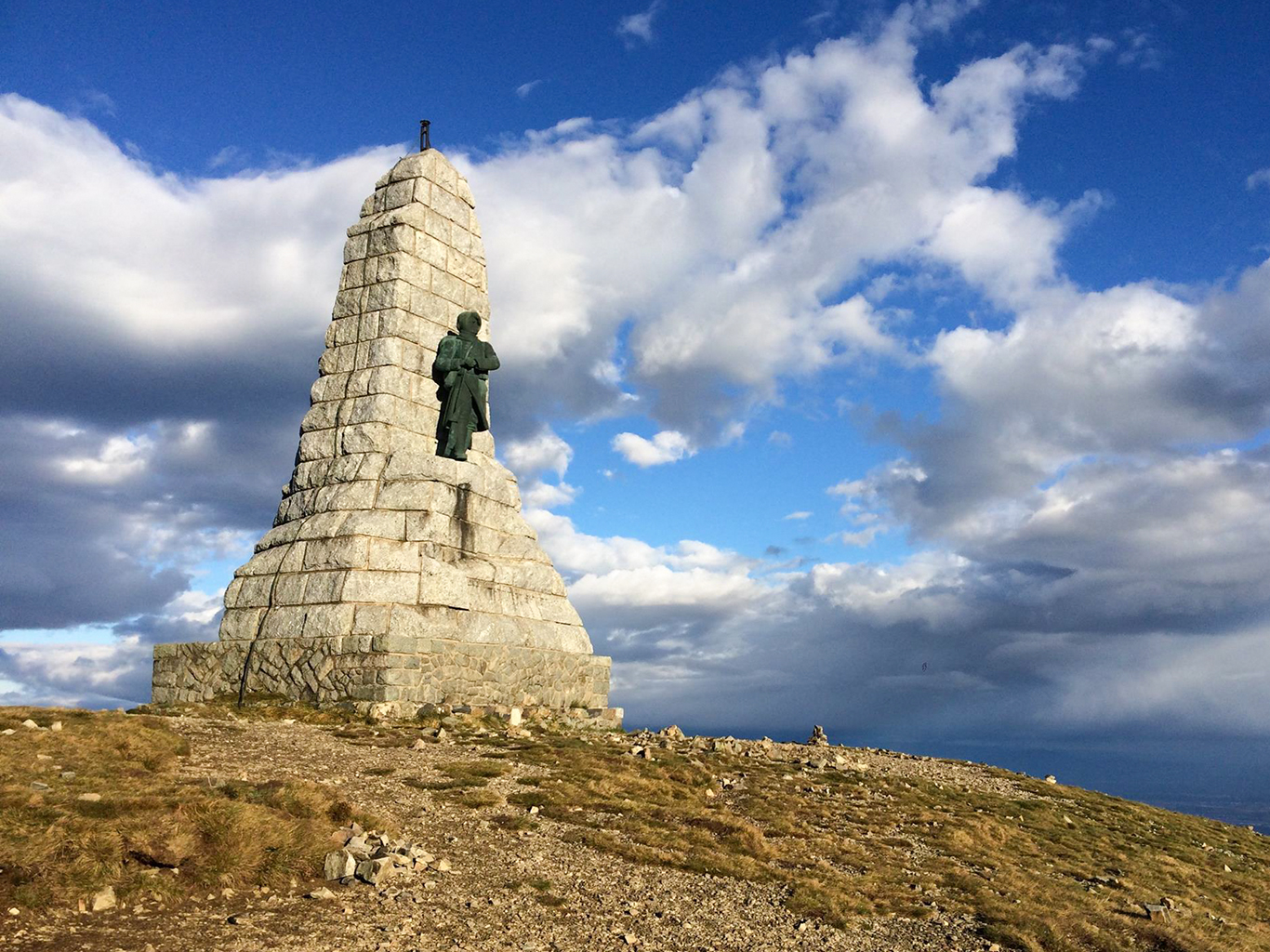 Mohyla nedaleko vrcholu Grand Ballon v pohoří Vogézy  