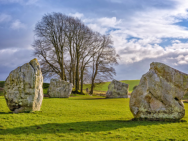 Kolem megalitů v Avebury je možné se volně procházet