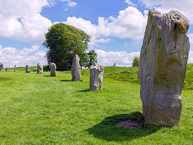 Řada megalitů v Avebury