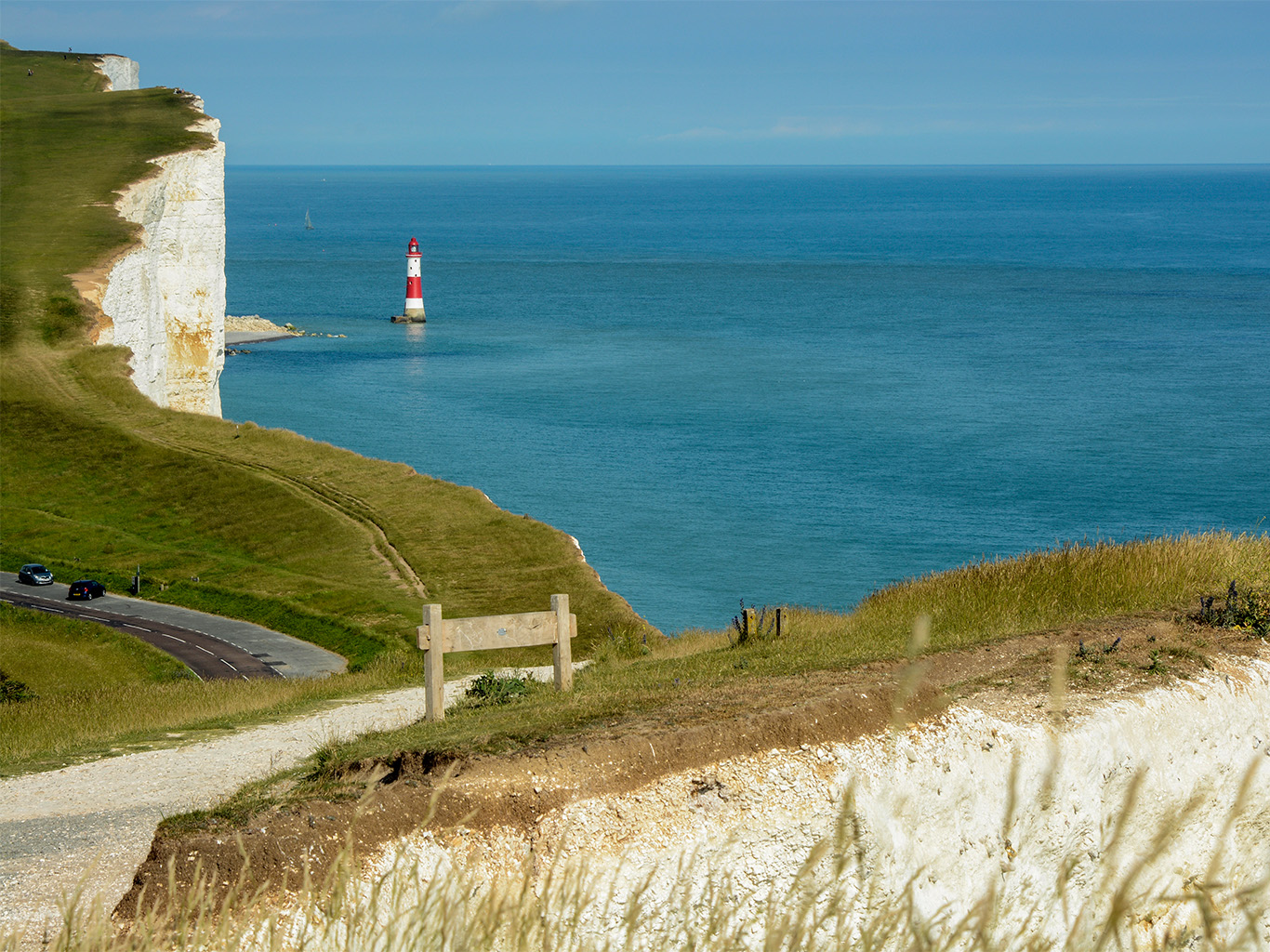 Maják pod bílými útesy Beachy Head
